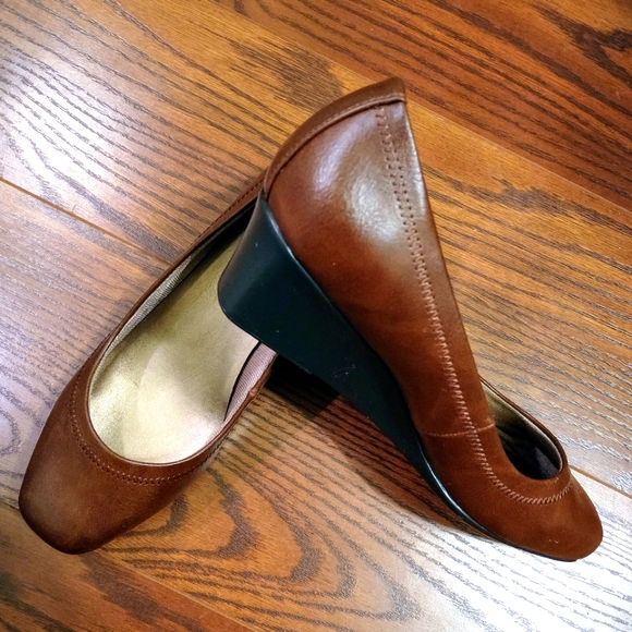 Life Stride | Shoes | Life Stride Groovy Wedge Pump Size 7 Shoes | Poshmark